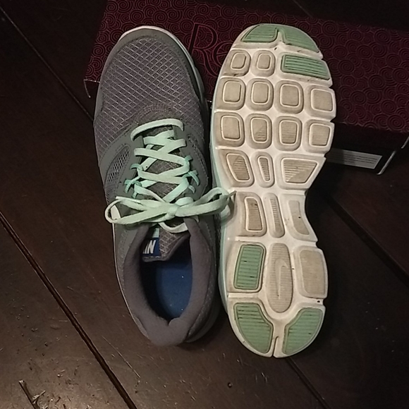 Nike Better World Ladies Sneakers, Rare Trim Color - Picture 4 of 4